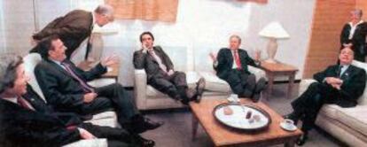 José María Aznar, con las piernas encima de la mesa, igual que George W. Bush, en un descanso de una cumbre del G-8, en Canadá, en 2002.