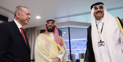 De izquierda a derecha, Recep Tayyip Erdogan, presidente de Turquía;  Mohammed Bin Salmán, príncipe heredero de Arabia Saudí; y el jeque Tamim Bin Hamad al-Thani, emir de Qatar, en la inauguración del Mundial de fútbol.