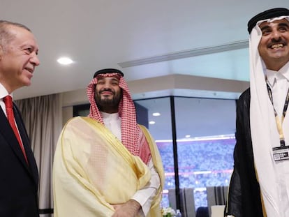 De izquierda a derecha, Recep Tayyip Erdogan, presidente de Turquía;  Mohammed Bin Salmán, príncipe heredero de Arabia Saudí; y el jeque Tamim Bin Hamad al-Thani, emir de Qatar, en la inauguración del Mundial de fútbol.