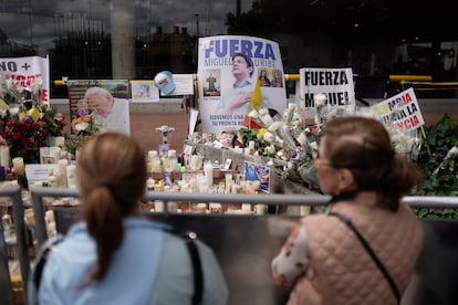 Simpatizantes a las afueras de la clínica Santafe, donde se encuentra internado Miguel Uribe.