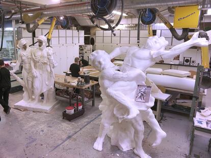 Esculturas realizadas en los talleres del Teatro Real para la escenografía de 'Aquiles en Esciros'.