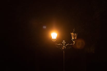 Una lámpara en las inmediaciones de la Puerta de Brandemburgo (Berlín), en agosto. 