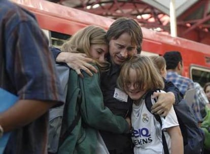 Robert Carlyle, en el centro, en una escena de <i>28 semanas después</i>.