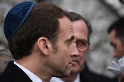 La fiscalía de París también abrió una investigación preliminar por los insultos antisemitas de los que fue víctima el escritor y filósofo Alain Finkielkraut durante una protesta antigubernamental de los 'chalecos amarillos' durante el fin de semana. El ensayista fue tratado entre otras cosas de "sionista de mierda" por algunos manifestantes que se toparon con él en una calle en pleno centro de París. Emmanuel Macron condenó los "insultos antisemitas" a los que fue sometido Finkielkraut, que dijo son "la negación absoluta de lo que somos y lo que nos convierte en una gran nación". "No lo toleraremos", apuntó. En la imagen, el presidente francés durante su visita al cementerio judío de Quatzenheim, este martes.