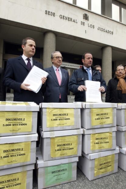 Los abogados de la Agrupación de Demandantes por el Cierre del Espacio Aéreo a su llegada al juzgado de la plaza de Castilla