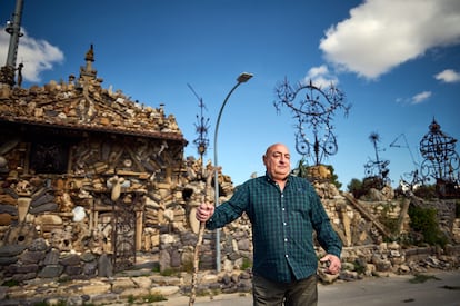 Armando Baigorri, conocido como Rustigenio, posa frente a la casa que está construyendo en Monteagudo (Navarra), el 24 de abril. 