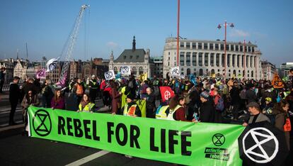 Manifestantes del movimiento Extinction Rebellion ocuparon cinco puentes de Londres el pasado sábado.
 