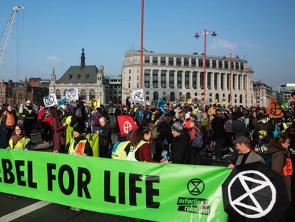 Manifestantes del movimiento Extinction Rebellion ocuparon cinco puentes de Londres el pasado sábado.
 