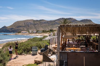 Vista del Cabo Cope, en Murcia, desde el chiringuito El Sombrerico. Imagen proporcionada por Guía Repsol.