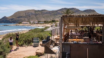Vista del Cabo Cope, en Murcia, desde el chiringuito El Sombrerico. Imagen proporcionada por Guía Repsol.