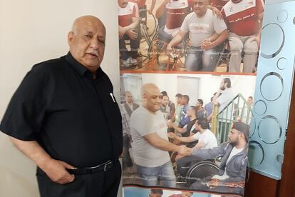 Jalil el Halabi, padre del cooperante condenado en Israel, en mayo ante un cartel con fotos de su hijo en su casa de Gaza.