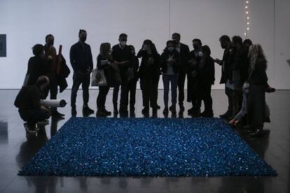 'Blue Placebo', de González-Torres, la instal·lació amb caramels embolicats amb cel·lofana blava que es pot veure al Macba.