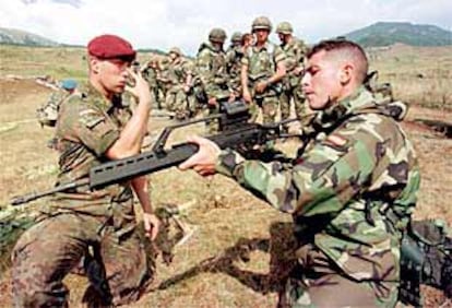 Un oficial alemán instruye a un soldado profesional español durante unas maniobras de la OTAN.