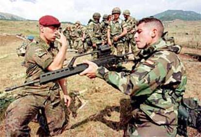 Un oficial alemán instruye a un soldado profesional español durante unas maniobras de la OTAN.