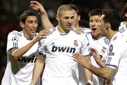 Los jugadores del Real Madrid lucen publicidad de la casa de apuestas bwin.
