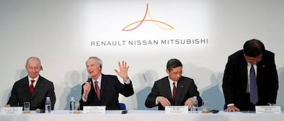 El consejero delegado de Renault, Thierry Bollore: el presidente de Renault Chairman Jean-Dominique Senard: el consejero delegado de Nissan, Hiroto Saikawa; el presidente de Mitsubishi Motors, Osamu Masuko en una rueda de prensa a mediados de marzo
