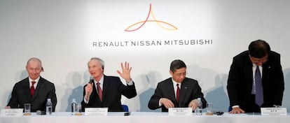 El consejero delegado de Renault, Thierry Bollore: el presidente de  Renault Chairman Jean-Dominique Senard: el consejero delegado de Nissan, Hiroto Saikawa; el presidente de Mitsubishi Motors, Osamu Masuko en una rueda de prensa a mediados de marzo