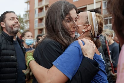  La reina Letizia consuela a una víctima de las inundaciones, durante su visita a Paiporta este domingo.