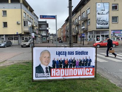 Cartel electoral de Tomasz Hapunowicz, candidato de PiS que se presentaba sin su logo, en Siedlce, este domingo.