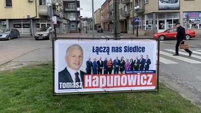 Cartel electoral de Tomasz Hapunowicz, candidato de PiS que se presentaba sin su logo, en Siedlce, este domingo.