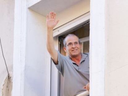 Anuar saluda desde la ventana el pasado 15 de junio.