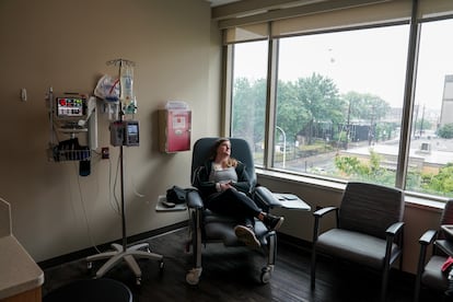 Una paciente durante una sesión de quimioterapia en EE UU.