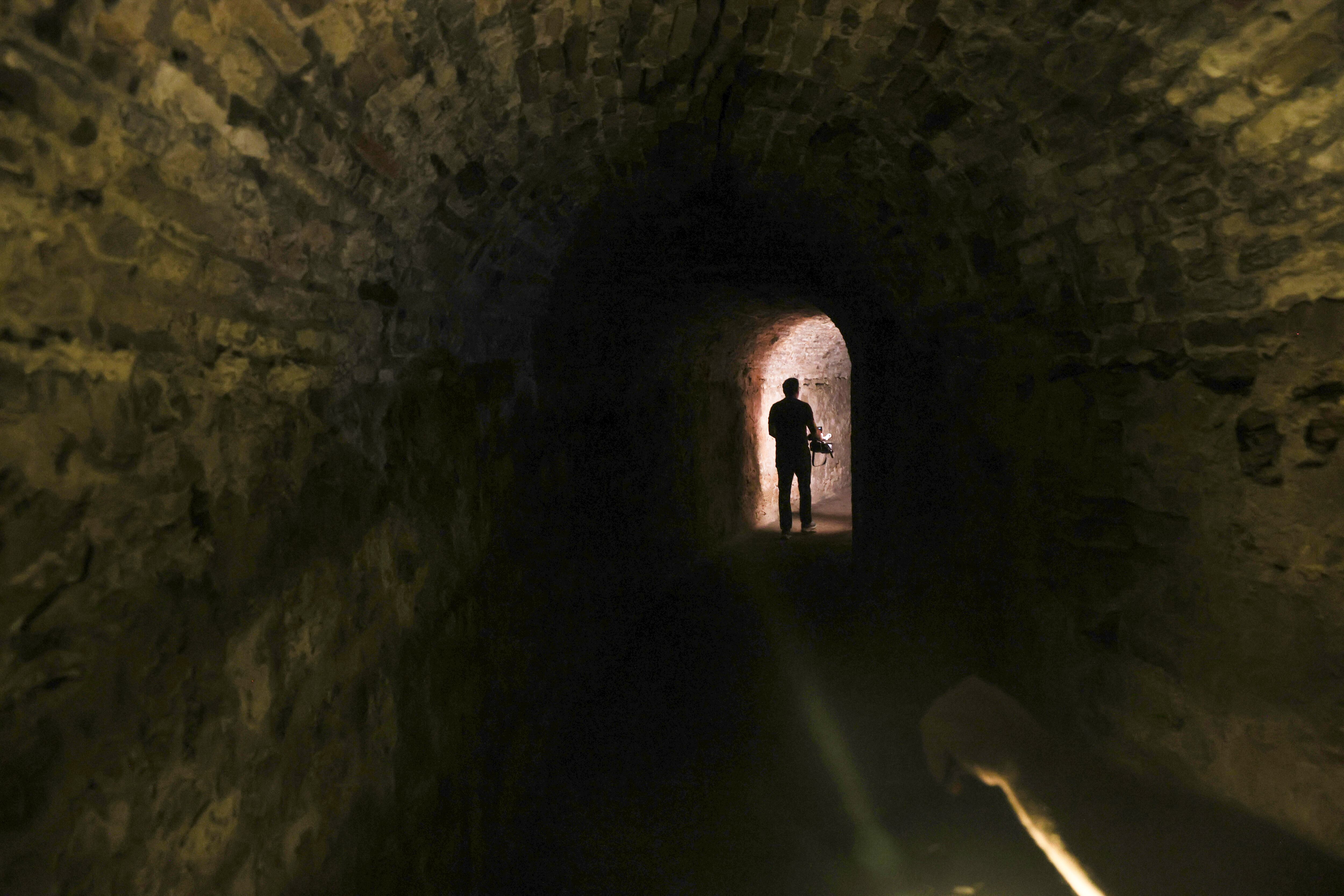 El túnel recorre una distancia de unos 200 metros, aunque existen muchos más tramos cerrados a la visita