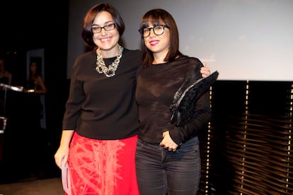 Marta Flores, subdirectora de S Moda, junto a la galardona Diana Kunts.