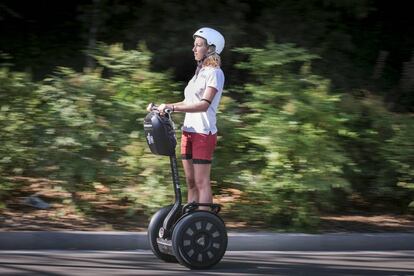 Una turista circula con un segway por Barcelona.