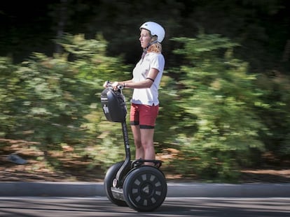 Una turista circula con un segway por Barcelona.