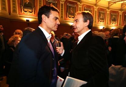  El expresidente Zapatero y Pedro S&aacute;nchez (derecha), en la presentaci&oacute;n del libro de Jordi Sevilla, el jueves en Madrid.