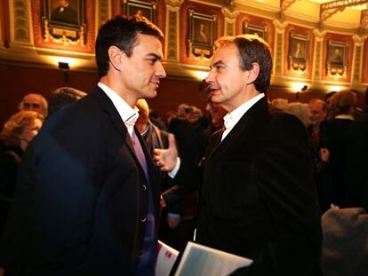  El expresidente Zapatero y Pedro S&aacute;nchez (derecha), en la presentaci&oacute;n del libro de Jordi Sevilla, el jueves en Madrid.