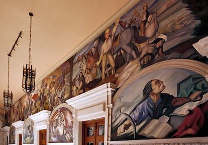 Murales del artista mexicano Aarón Piña Mora en el patio del Palacio de Gobierno de Chihuahua. 