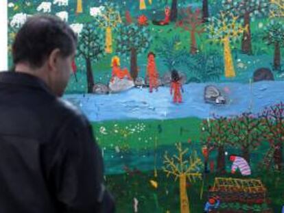 Un hombre observa la obra "The Bathers", de Antonio Ballester Moreno, presentada por la galería berlinesa Peres Projects e incluida en el programa Opening-Jóvenes, dedicado a la creación juvenil europea en la feria internacional de Arte Contemporáneo (ARCO) 2012. EFE/Archivo