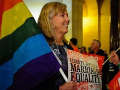 Activistas gays celebran la decisión de la Corte de Apelaciones que dictaminó que la prohibición en California del matrimonio entre homosexuales es una violación de los derechos civiles.