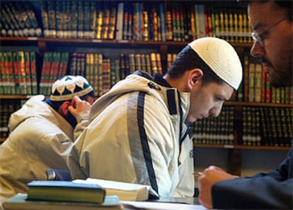 Alumnos de árabe y de estudios coránicos, en un instituto musulmán de Francia.