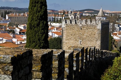 Si solo podemos visitar una de las localidades de mármol alentejanas, debería ser esta, no muy lejos de la carretera que nos lleva de Badajoz a Lisboa, y presidida por una hermosa plaza alargada con naranjos, un palacio de mármol (uno de los más grandes del país) y también un castillo. En otros tiempos fue el hogar de la dinastía Braganza (www.fcbraganca.pt), cuyos reyes gobernaron Portugal desde la Restauração de 1640 hasta que el país se convirtió en república. Don Carlos pasó en él su última noche antes de ser asesinado y aquí nació Catalina de Braganza (1638), esposa de Carlos II y reina consorte de Inglaterra (y a quien el barrio de Queens, en Nueva York, debe su nombre).