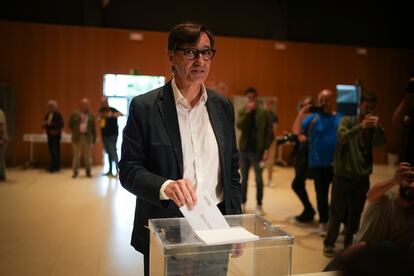 El primer secretario del PSC y candidato a la presidencia de la Generalitat, Salvador Illa, vota en el Centro Cultural La Roca del Vallès de Barcelona, este domingo.
 