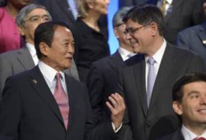 El secretario del Tesoro de EE.UU., Jacob Lew (d), fue registrado este viernes al conversar con el ministro japonés de Economía, Taro Aso (i), durante la foto de familia del G20, en el marco de la reunión del Fondo Monetario Internacional (FMI) y el Banco Mundial (BM), en Washington (EE.UU.).