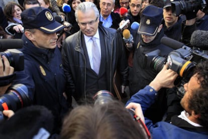 El magistrado Baltasar Garzón, a su llegada ayer al Tribunal Supremo para declarar por las escuchas a imputados de la red Gürtel.