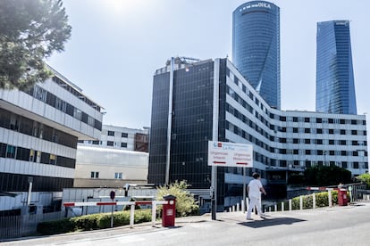 Una enfermera camina alrededor del Hospital La Paz, el 4 de agosto de 2025.