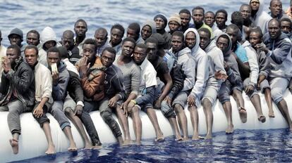 Rescate de tres barcas neum&aacute;ticas en el Mediterr&aacute;neo con 470 inmigrantes a bordo.