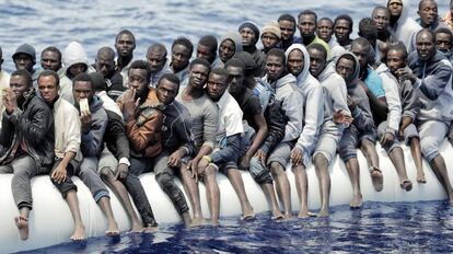 Rescate de tres barcas neumáticas en el Mediterráneo con 470 inmigrantes a bordo.