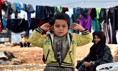 Un niño en el campo de refugiados sirio de Haouch, en Líbano.