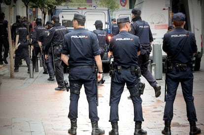Agentes de la policía nacional durante un operativo.