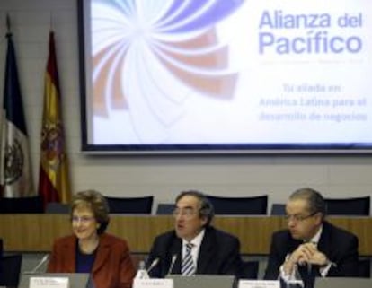 La embajadora de México en España,Roberta Lajous (izquierda); el presidente de la CEOE, Juan Rosell (centro); y el embajador de Colombia en España, Fernando Carrillo(derecha), durante el encuentro de Efe con los embajadores en Madrid de los países de la Alianza del Pacífico (Chile, Colombia, México y Perú) celebrado en la sede de la CEOE.