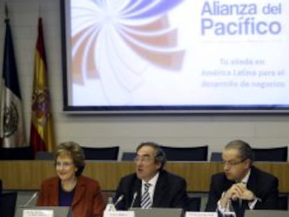 La embajadora de M&eacute;xico en Espa&ntilde;a,Roberta Lajous (izquierda); el presidente de la CEOE, Juan Rosell (centro); y el embajador de Colombia en Espa&ntilde;a, Fernando Carrillo(derecha), durante el encuentro de Efe con los embajadores en Madrid de los pa&iacute;ses de la Alianza del Pac&iacute;fico (Chile, Colombia, M&eacute;xico y Per&uacute;) celebrado en la sede de la CEOE. 