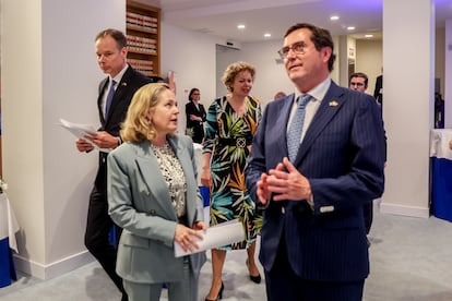 La vicepresidenta primera y ministra de Economía, Nadia Calviño (2d), y el presidente de la CEOE, Antonio Garamendi (1d), conversan a su llegada a la presentación de la Declaración de Madrid.