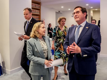 La vicepresidenta primera y ministra de Economía, Nadia Calviño (2d), y el presidente de la CEOE, Antonio Garamendi (1d), conversan a su llegada a la presentación de la Declaración de Madrid.