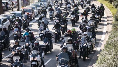 Marcha lenta de motoristas por el centro de la ciudad.